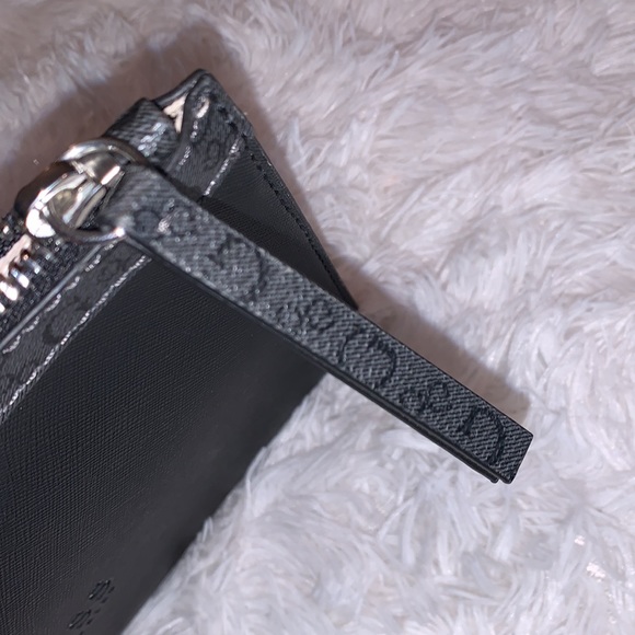 ⭐️BLACK GUESS PURSE AND WRISTLET BUNDLE - Picture 11 of 16